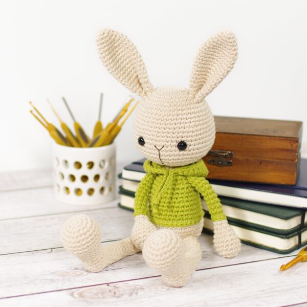 crochet-pattern-cedric-the-bunny-in-a-hoodie