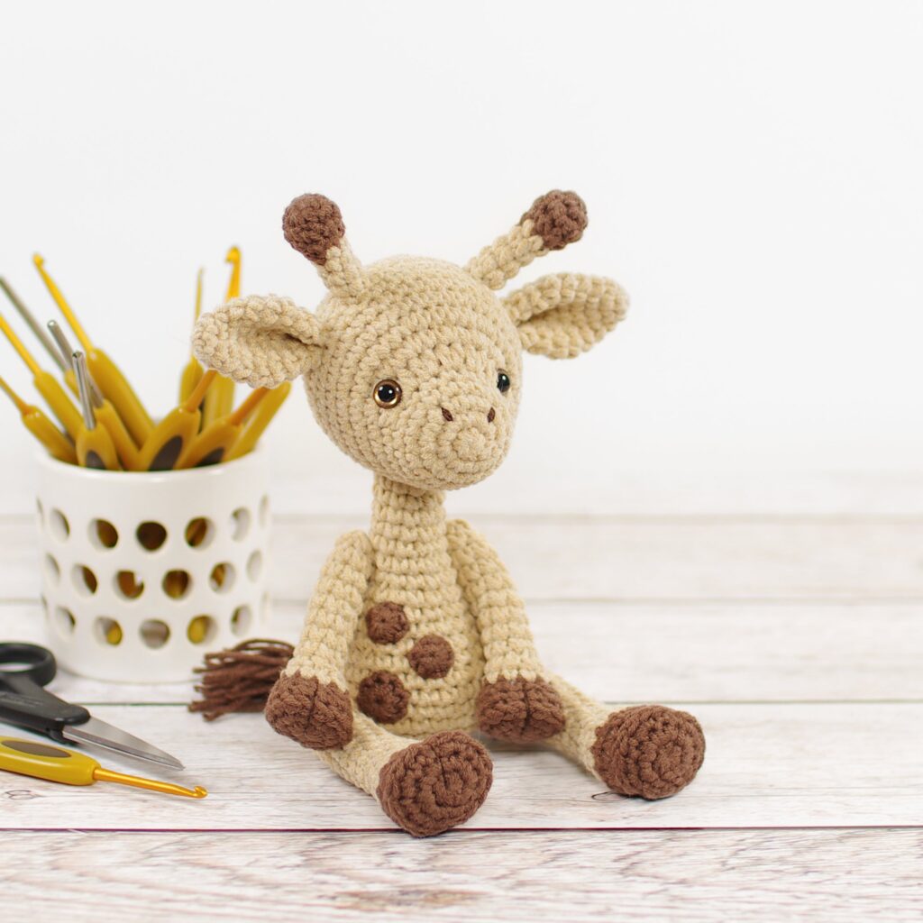 crochet-pattern-small-amigurumil-giraffe