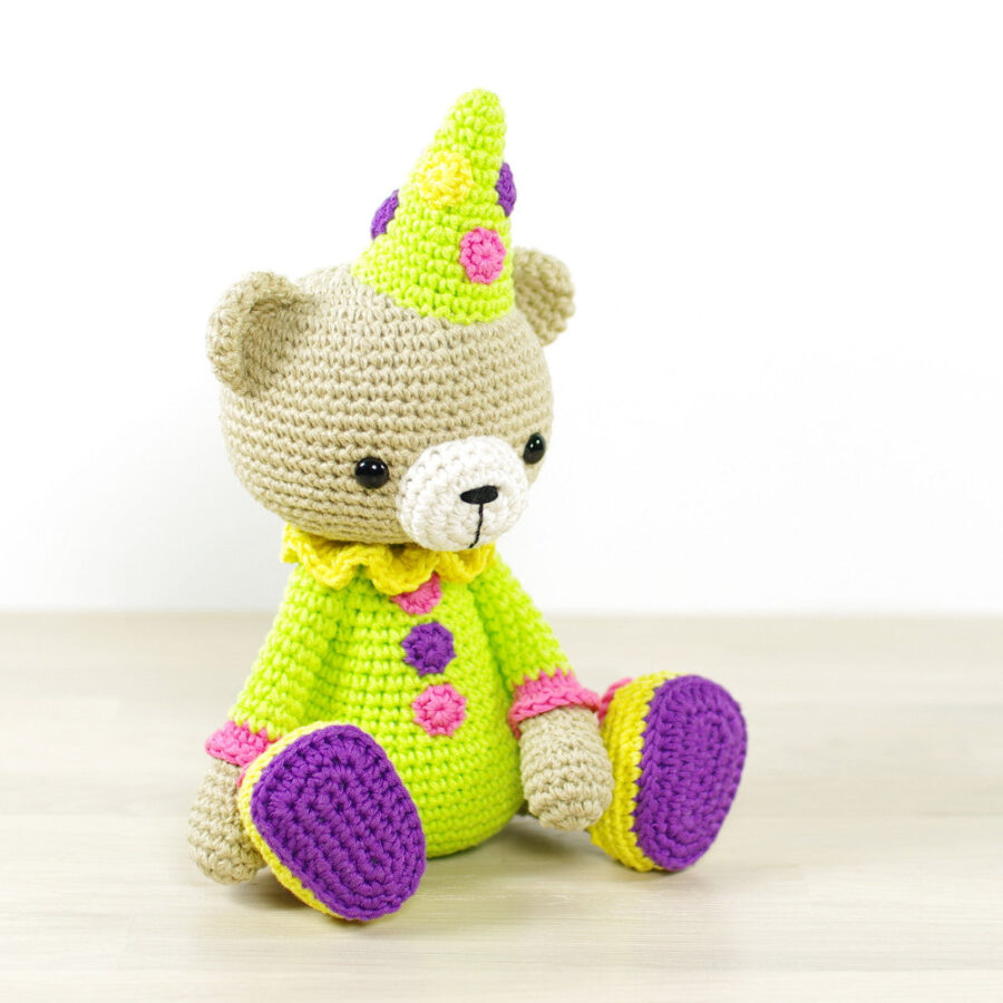 crochet-pattern-teddy-bear-in-a-clown-costume