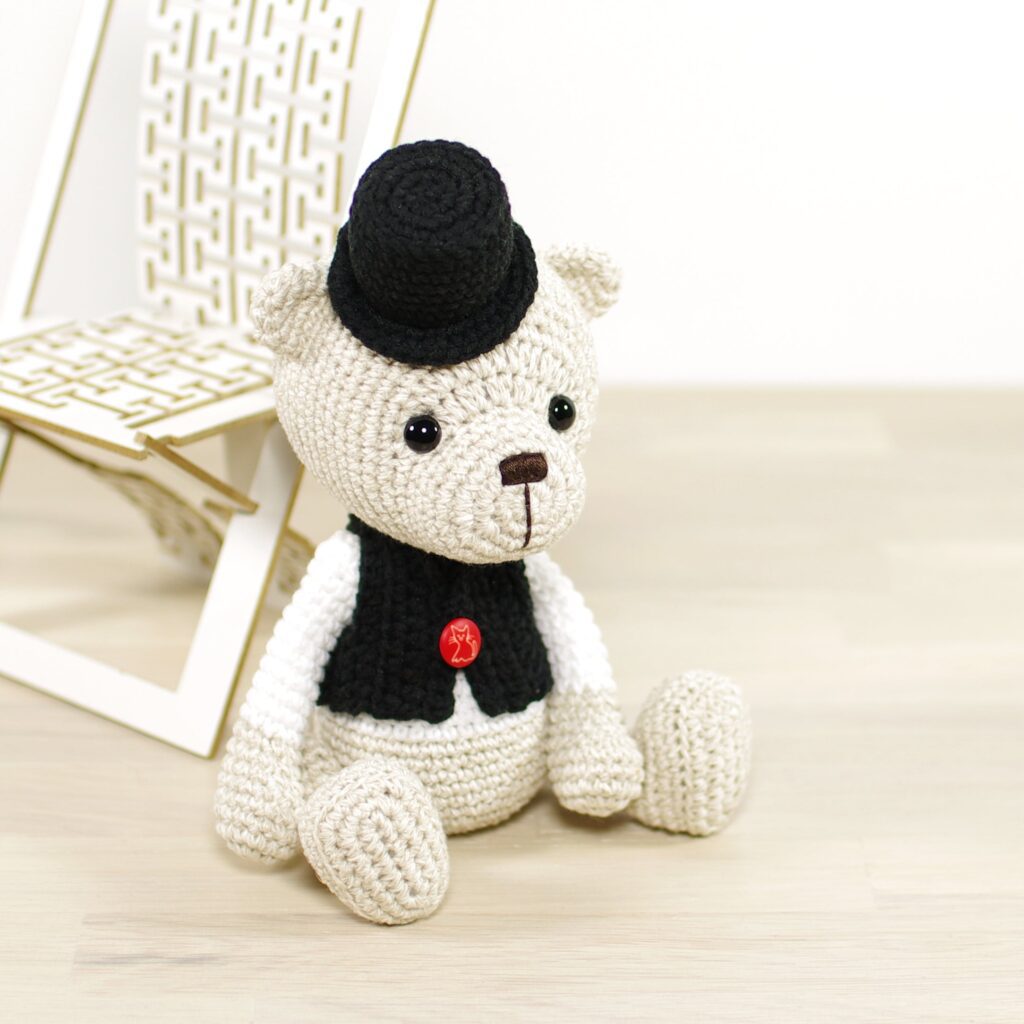 crochet-pattern-teddy-bear-in-a-top-hat-and-vest